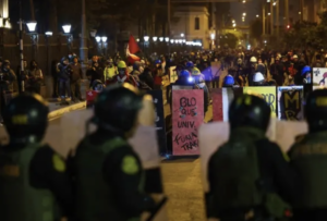 Protestas en Lima dejan un muerto y más de 100 heridos Protestas en Lima dejan un muerto y más de 100 heridos